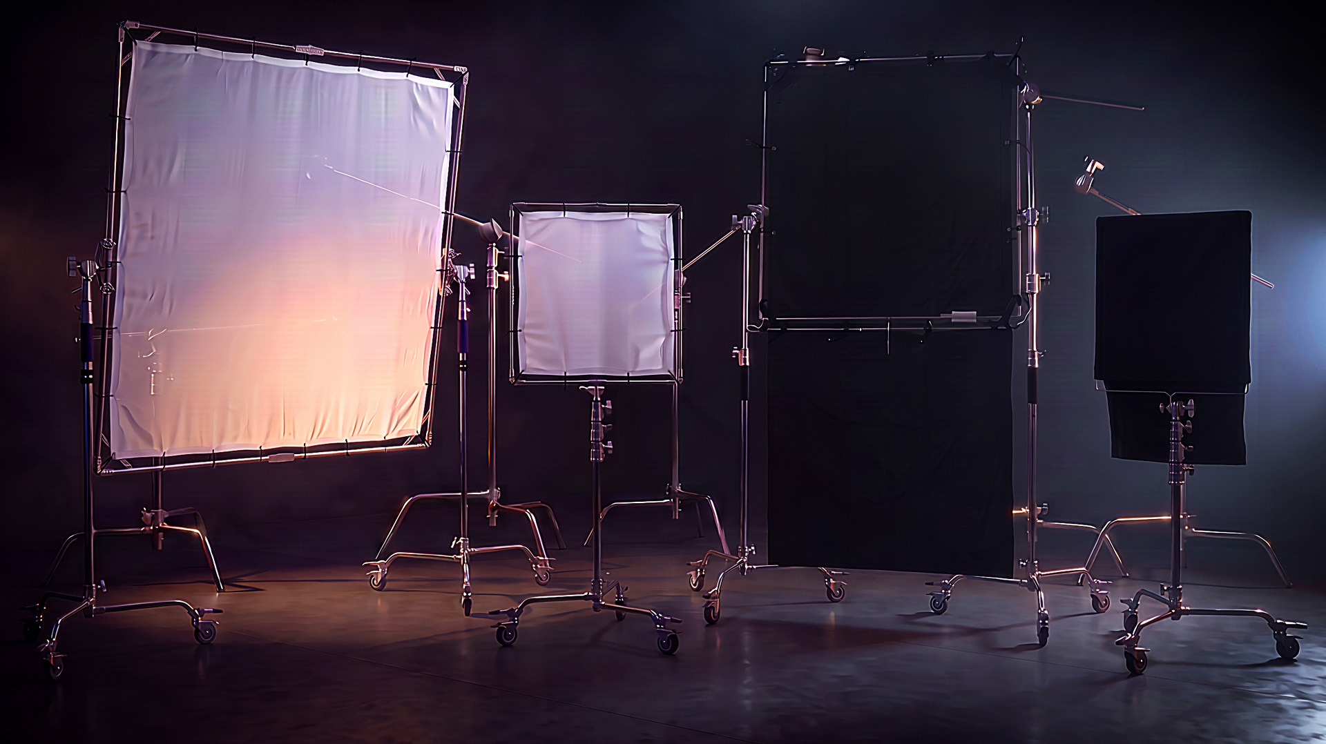 Stands, soies 8 x 8 et 12 x 12, floppy noirs et accessoires de tournage disponibles au Studio du Château pour les productions vidéo en studio.