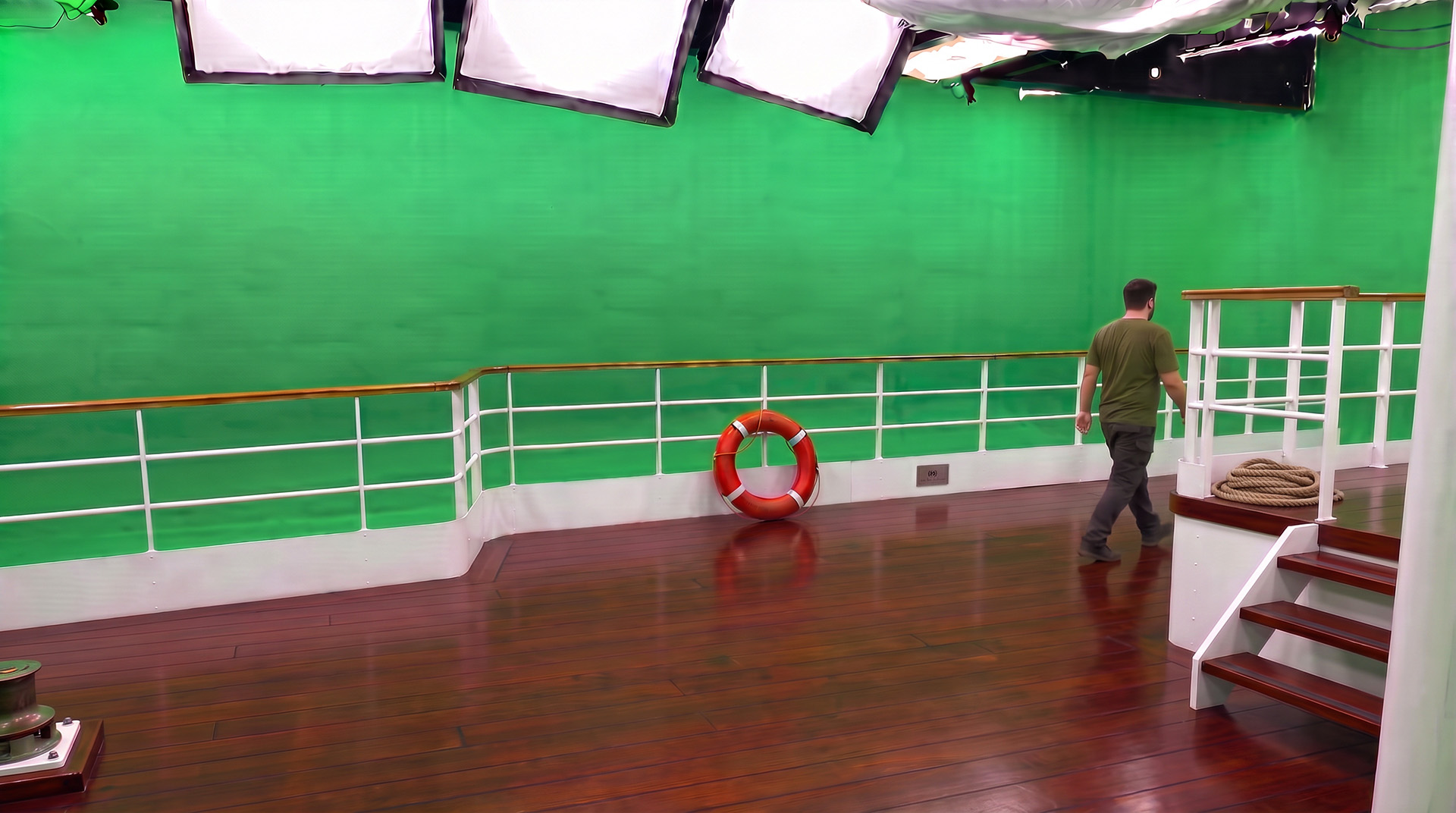 Pont de bateau installé sur fond vert au Studio du Château pour une production vidéo avec incrustation et remplacement du décor par un environnement d’océan.